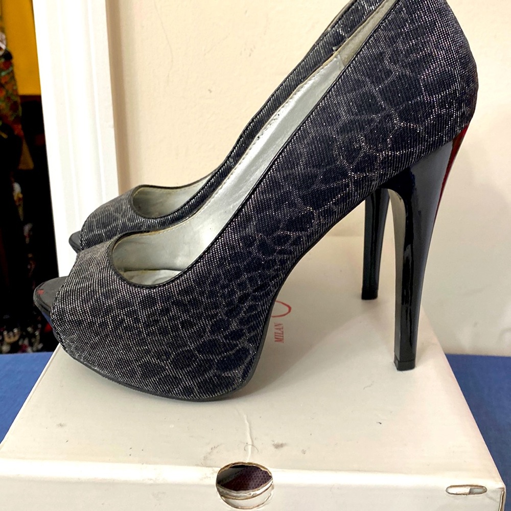 Peep toe high heel platform pump!